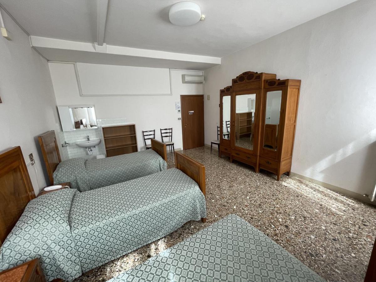 Dreibettzimmer mit eigenem externen Bad